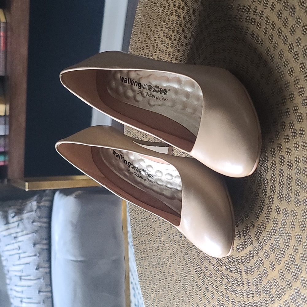 NWT 8.5 nude heels Walking Crades